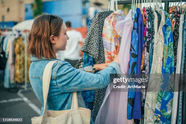 young girl shopping in a second hand market in summer, zero waste concept - feira da ladra mercado imagens e fotografias de stock