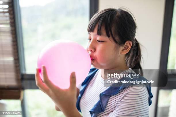 menina taiwanesa que funde acima o balão - inflating - fotografias e filmes do acervo
