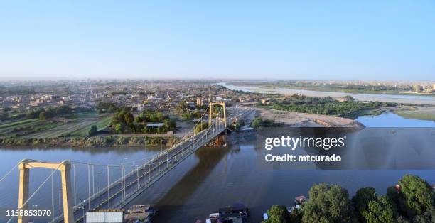 白ナイルとブルーナイルが合併してメインナイル川を形成するトゥティ橋とトゥティ島 - ハルツーム、スーダン - スーダン ストックフォトと画像