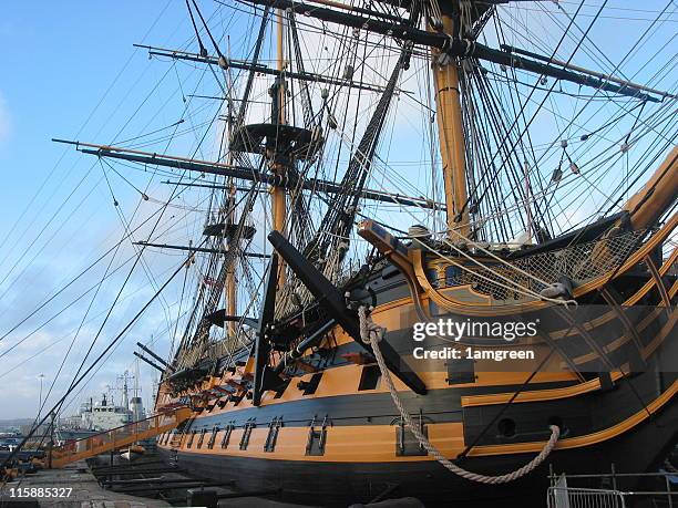 antico e moderno - portsmouth historic dockyard foto e immagini stock