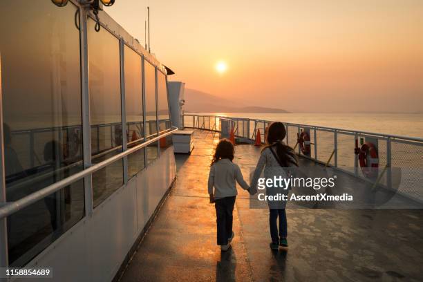 夏休みに幸せな子供たち - ferry ストックフォトと画像