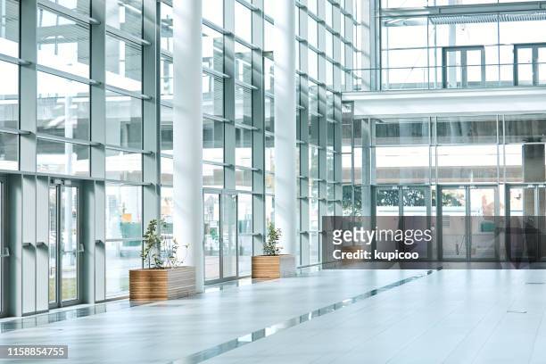 dit is waar de business world netwerken - company indoor stockfoto's en -beelden