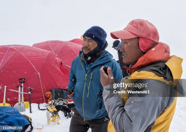 nepal, solo khumbu, everest, camp 1, sherpa talking on radio - sherpa stockfoto's en -beelden