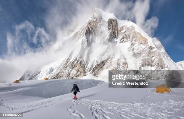 nepal, solo khumbu, everest, mountaineer at western cwm - everest stock pictures, royalty-free photos & images