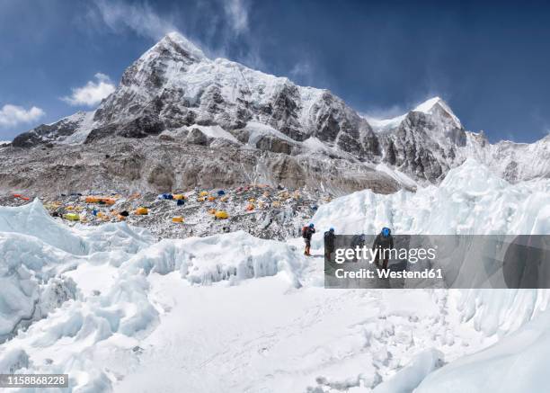 nepal, solo khumbu, mountaineers coming from everest base camp - basislager stock-fotos und bilder