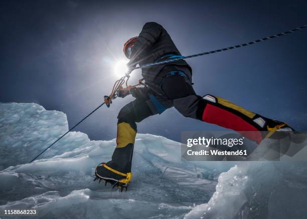 nepal, solo khumbu, everest, mountaineers climbing on icefall - himalayas climbers stock pictures, royalty-free photos & images