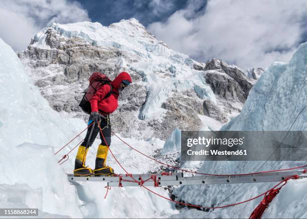 nepal, solo khumbu, everest, mountaineers climbing on icefall - himalayas climbers stock pictures, royalty-free photos & images