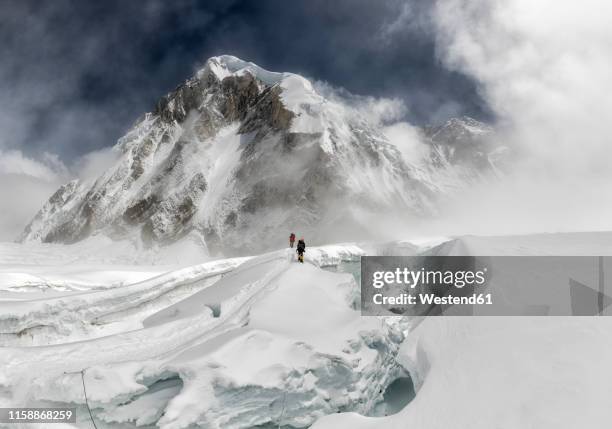 nepal, solo khumbu, everest, mountaineers at western cwm - mt everest stock pictures, royalty-free photos & images