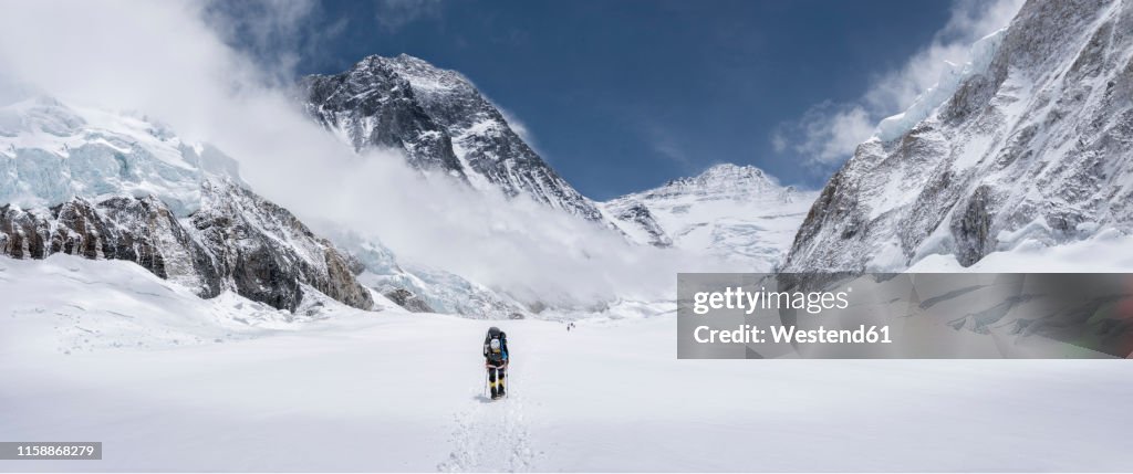 Nepal, Solo Khumbu, Everest, Mountaineer at Western Cwm