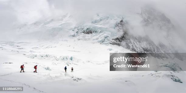 nepal, solo khumbu, everest, mountaineers at western cwm - nepal trekking stock-fotos und bilder