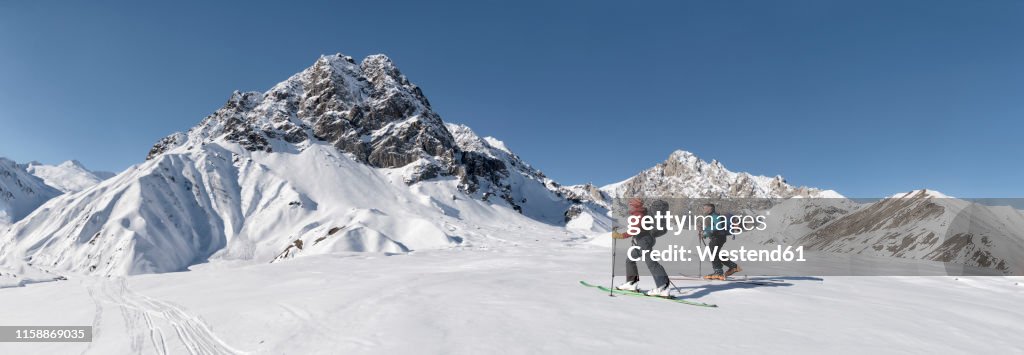 Georgia, Caucasus, Gudauri, two people on a ski tour