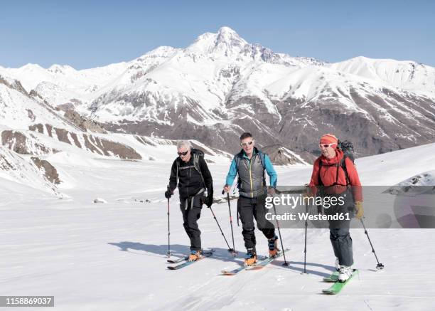 georgia, caucasus, gudauri, people on a ski tour - caucasus fotografías e imágenes de stock