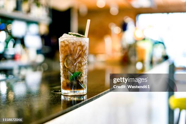 close-up of cocktail on counter of a bar - cocktail counter stock-fotos und bilder