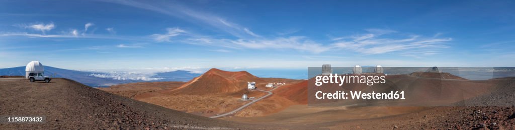 USA, Hawaii, Big Island, Vulkan Mauna Kea, Mauna Kea Observatories, Observatorium UH Hilo Educational Telescope, James Clerk Maxwell Telescope, Smithsonian Submillimeter Array, Subaru Telescope, Keck Observatoriy and NASA Infrared Telescope Facility