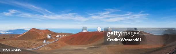 usa, hawaii, big island, volcano mauna kea, mauna kea observatories, james clerk maxwell telescope, smithsonian submillimeter array, subaru telescope, keck observatory and nasa infrared telescope facility - james clerk maxwell telescope stock pictures, royalty-free photos & images