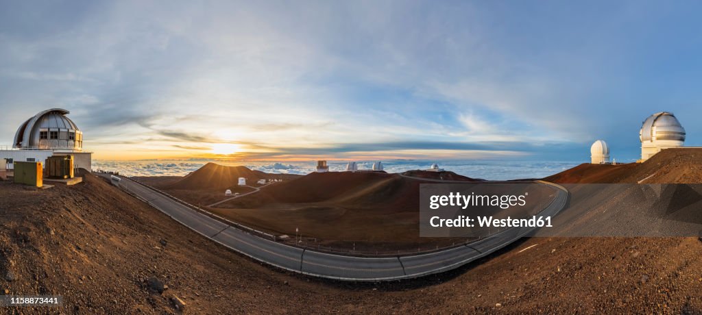 USA, Hawaii, Big Island, Volcano Mauna Kea, Mauna Kea Observatories, Mauna Kea Access Road, United Kingdom Infrared Telescope, James Clerk Maxwell Telescope, Smithsonian Submillimeter Array, Subaru Telescope, Keck-Observatorium