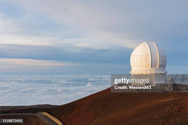 usa, hawaii, mauna kea volcano, telescope at mauna kea observatories at dusk - event horizon telescope stock-fotos und bilder