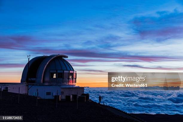 usa, hawaii, mauna kea volcano, telescopes at mauna kea observatories at sunset - observatorium stock-fotos und bilder