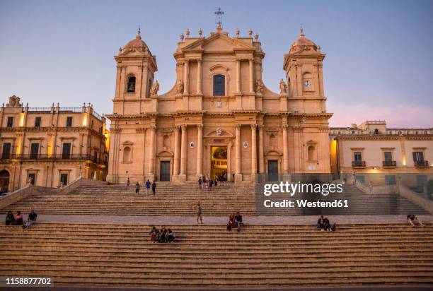 italy, sicily, syracuse province, val di noto, noto, noto cathedral in the evening - noto sicília imagens e fotografias de stock