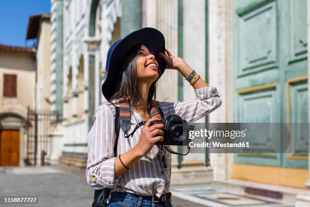 italy, florence, happy young tourist with camera looking up - turista fotografías e imágenes de stock