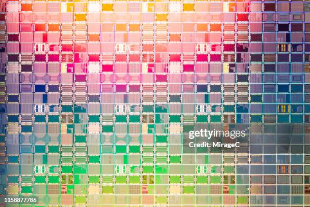 semiconductor wafer colorful surface - silicium photos et images de collection