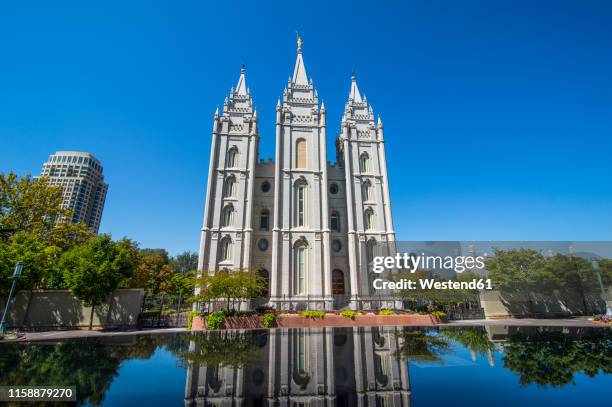 usa, utah, salt lake city, mormon salt lake city temple reflecting in a little pond - salt lake county utah stockfoto's en -beelden