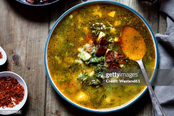 caldo verde, soup with green cabbage, chorizo and potato - portugiesische kultur stock-fotos und bilder