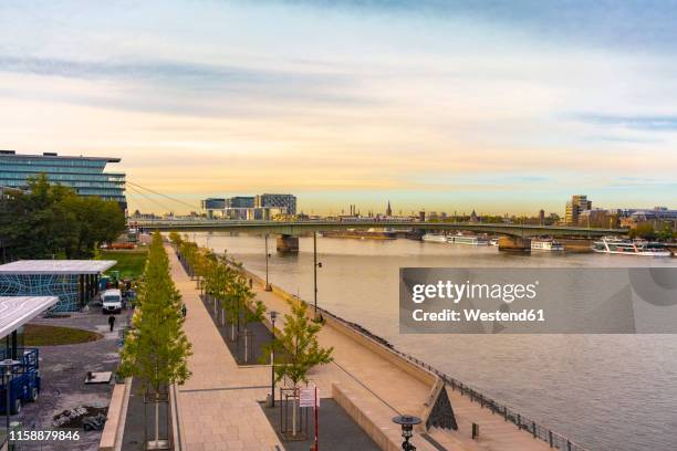 germany, cologne, deutz, promenade at river rhine - cologne skyline stock pictures, royalty-free photos & images