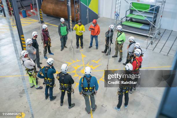 formación grupal - safety fotografías e imágenes de stock