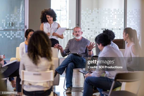 volwassen volwassen huiseigenaar praat over problemen tijdens de buurtvergadering - indian society and daily life stockfoto's en -beelden