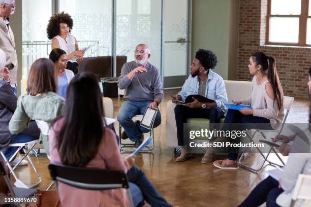 op vergadering, volwassen volwassen huiseigenaar bespreekt park plannen - meeting community stockfoto's en -beelden