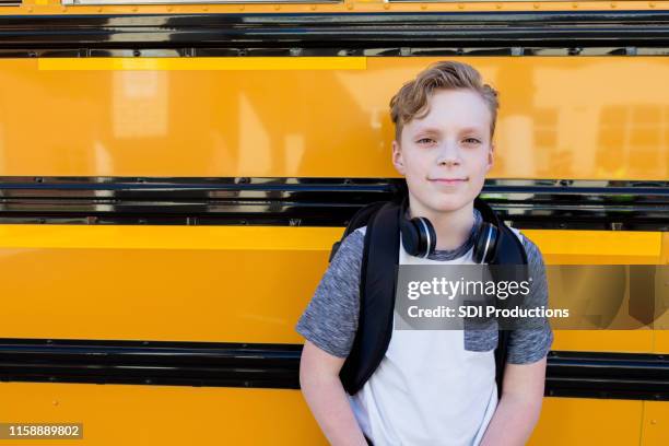 étudiant masculin confiant d'école intermédiaire - school bus stock photos et images de collection