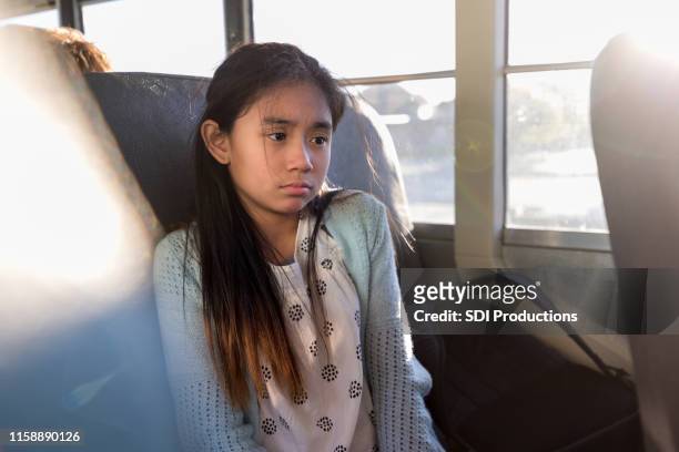 バスの中で、若い女の子はハードな一日の後に悲しいです - child nervous ストックフ�ォトと画像