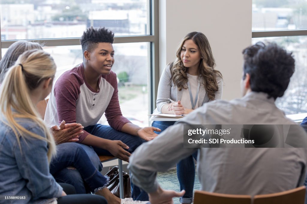 En thérapie, un adolescent partage ses expériences de vie avec le groupe