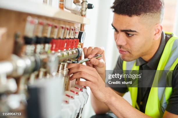 instalación de calefacción por suelo radiante - man and machine fotografías e imágenes de stock