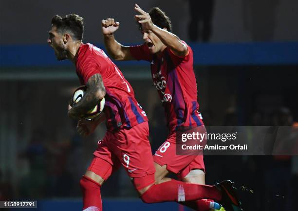 Joaquin Larrivey of Cerro Porteño celebrates after scoring the equalizer via penalty kick during a round of sixteen second leg match between Cerro...