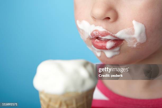 happy child - kid eating ice cream stockfoto's en -beelden