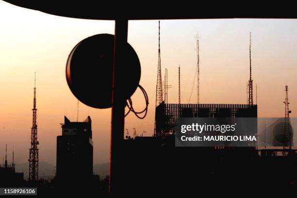 Radio and cellular phone towers are sen in Sao Paulo, Brazil 22 November 2001. Las siluetas de centenares de antenas de emisoras de TV, de radio y de...