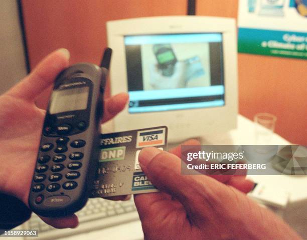 Un système de paiements sécurisés permettant de régler des achats en ligne avec une carte à puce via un téléphone mobile est présenté, le 15 mai 2000...