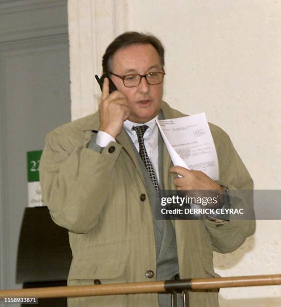 L'ancien député-maire PS d'Angoulême, Jean-Michel Boucheron, téléphone, le 09 novembre 1999 dans la salle des pas perdus du tribunal d'Angoulême,...