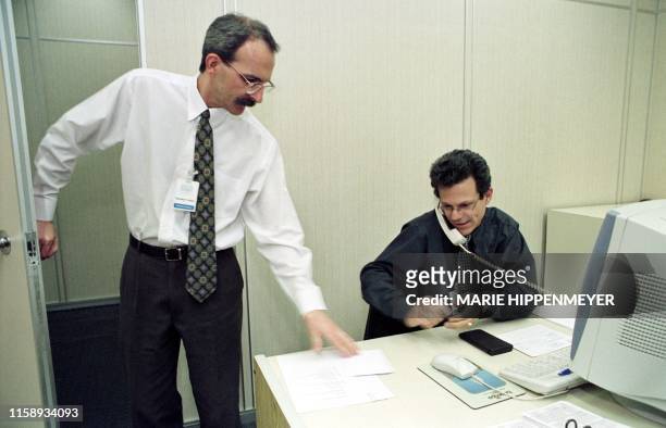 Stock brokers Ricardo Tadeu and Clodoir Vieira exchange orders to buy stock from the stock exchange of Sao Paulo, 20 September 1999, Los operadores...