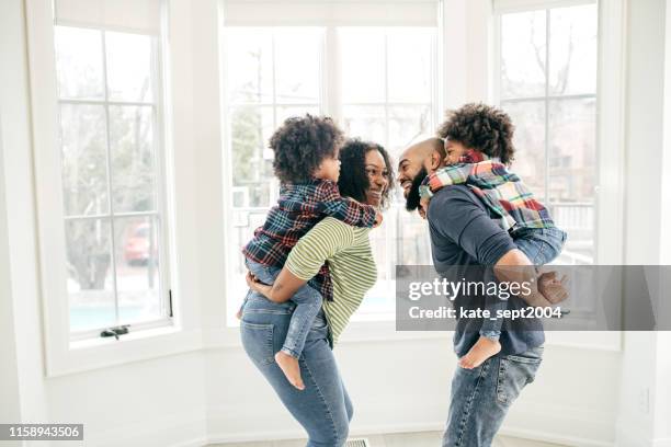 familia en casa con dos niños - familia en casa fotografías e imágenes de stock