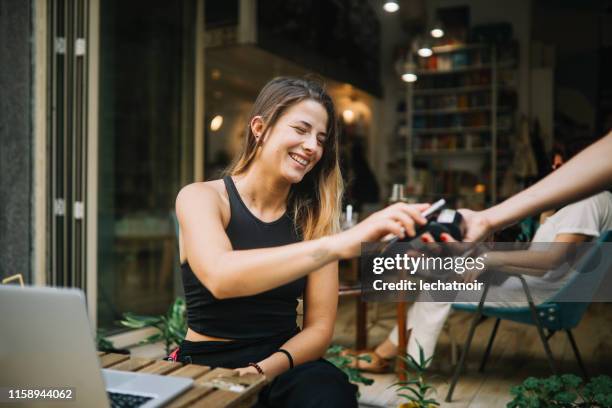 ung flicka koppla av i ett kafé, betala för drinkar - poes bildbanksfoton och bilder