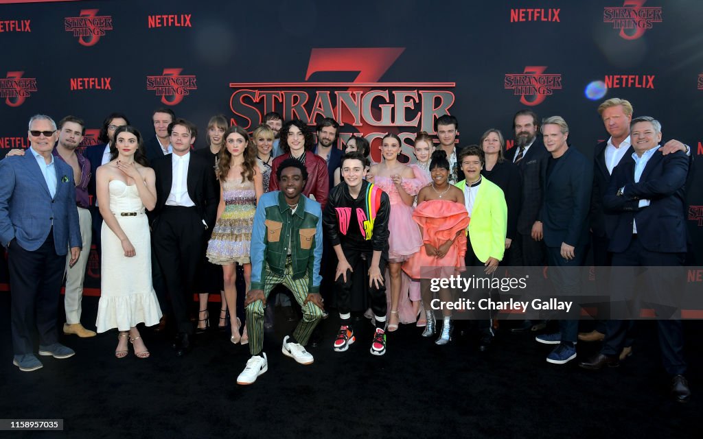 Stranger Things Cast And Crew Pose With Netflix Execs At The News stranger-things-cast-and-crew-pose-with-netflix-execs-at-the-news