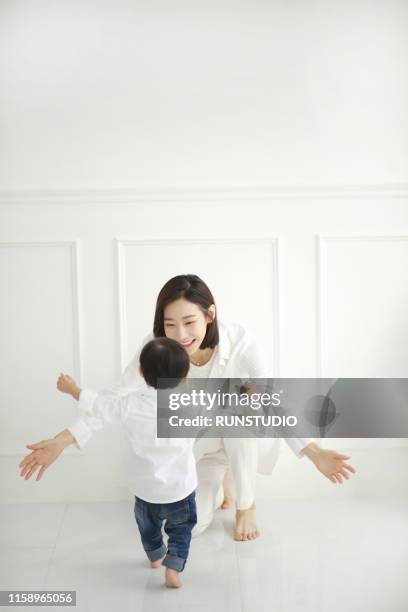 baby son running to mother - cute japanese boy stock-fotos und bilder