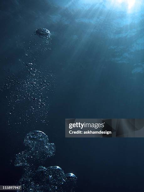 deep dark bubbles - under water stockfoto's en -beelden