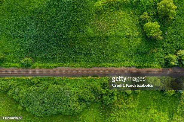 vista aérea del ferrocarril - rail fotografías e imágenes de stock
