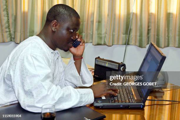 Le secrétaire général du Mouvement Patriotique de la Côte d'Ivoire , Guillaume Soro participe le 11 fevrier 2003, à une réunion de travail dans son...