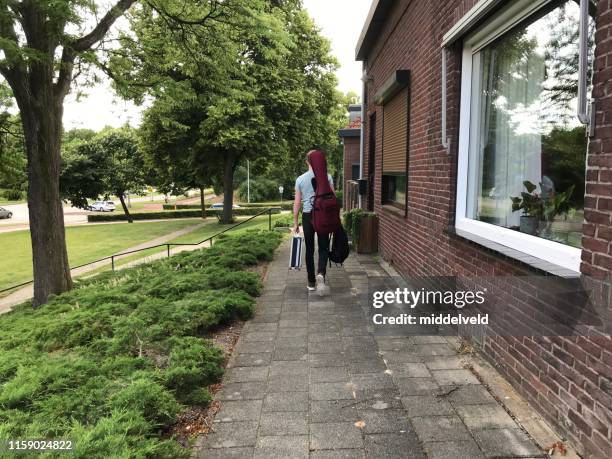 vertrek voor het concert - gelovige stockfoto's en -beelden