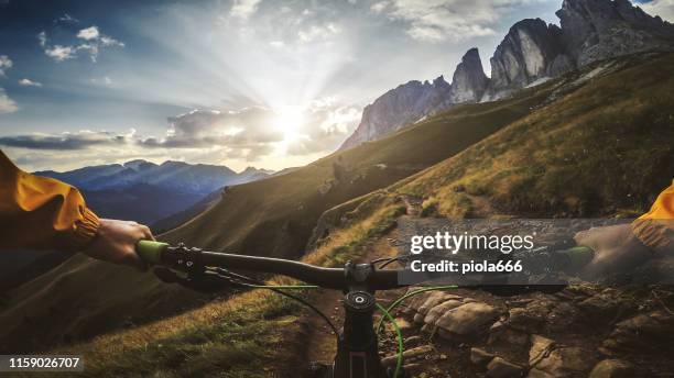 standpunkt pov mountainbike auf den dolomiten - gopro stock-fotos und bilder